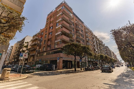 Foto Locale commerciale in Corso Cavour, Bari Murat di 510 m² con 6 locali