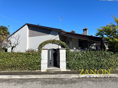 Foto Casa indipendente in Via Isonzo, Cormons Centro di 124 m² con 6 locali