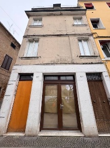 Foto Locale commerciale in Via Giuseppe Garibaldi 87, Ferrara di 20 m²