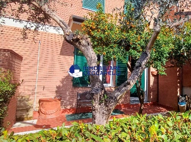 Foto Villa a schiera a Massa Centro di 140 m² con 6 locali in vendita