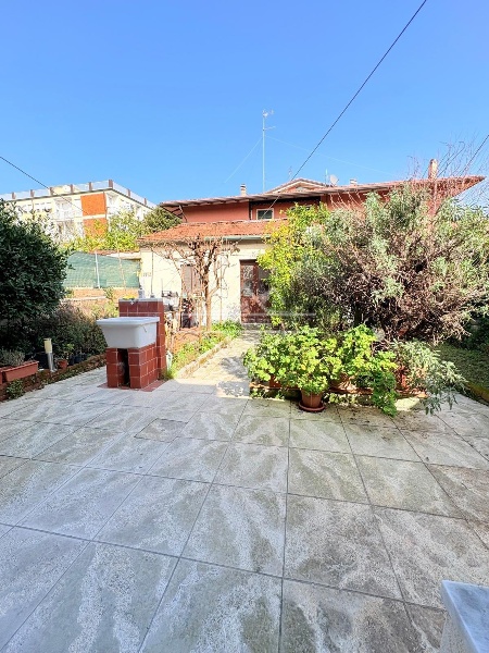 casa indipendente in vendita a Carrara in zona Marina di Carrara