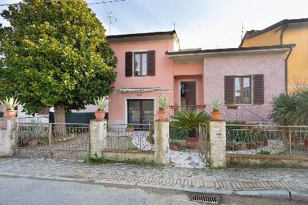 Foto Villa bifamiliare a Bientina Quattro Strade di 190 m² con 7 locali