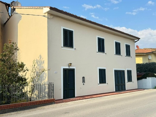 casa indipendente in vendita a Lucca in zona Montuolo