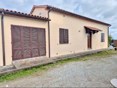 Foto Casa indipendente a San Giuliano Terme di 90 m² con 4 locali
