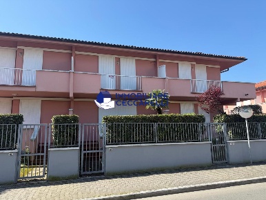 Foto Villa a schiera a Massa Marina di Massa Centro di 75 m² con 5 locali