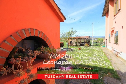 Foto Villa unifamiliare a Cerreto Guidi Centro di 300 m² con 12 locali