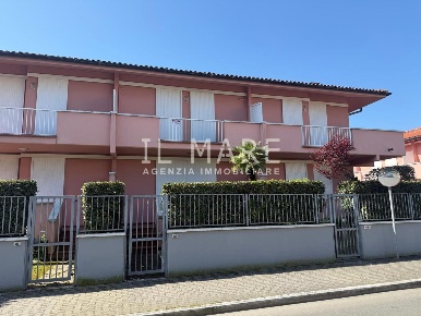 Foto Villa a schiera a Massa Marina di Massa Centro di 75 m² con 5 locali
