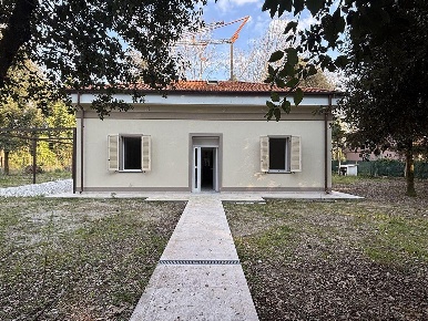 Foto Casa indipendente a Massa Ronchi - Poveromo di 230 m² con 9 locali