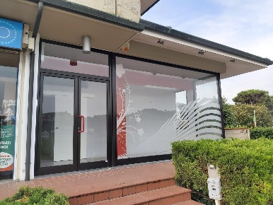 Foto Locale commerciale a Santa Maria a Monte Centro di 83 m² con 3 locali