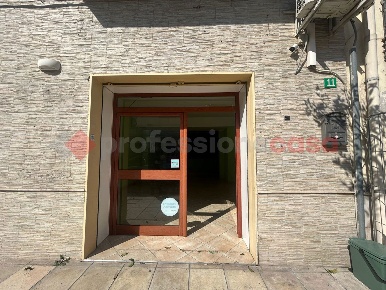 Foto Negozio in Via XX SETTEMBRE 11, Pulsano Centro di 65 m² con 2 locali