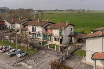 Foto Villa a schiera in Via Roncade 13, Portogruaro di 130 m² con 4 locali