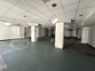 Foto Negozio in Corso Vittorio Emanuele 302, Cagliari Stampace di 630 m²