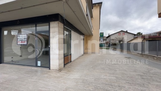 Foto Negozio in Roma, Bastia Umbra Bastia di 100 m² con 1 locali in affitto