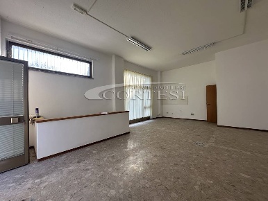 Foto Locale commerciale a Città di Castello di 80 m² con 2 locali