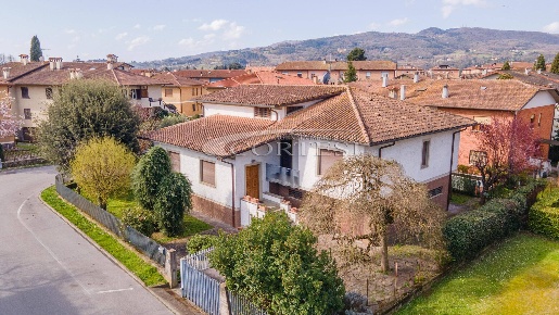 Foto Villa unifamiliare a Città di Castello di 400 m² con 14 locali