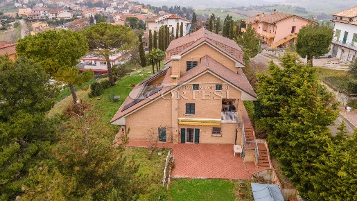 Foto Villa unifamiliare a Terre Roveresche di 420 m² con 14 locali
