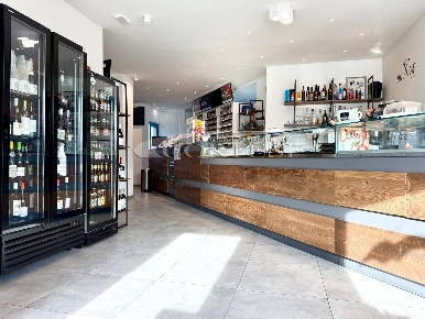 Foto Locale commerciale a Mondolfo di 120 m² con 3 locali in vendita