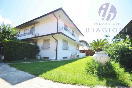 Foto Villa bifamiliare a Pietrasanta di 120 m² con 6 locali in vendita