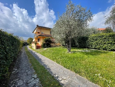 Foto Villa bifamiliare a Forte dei Marmi Roma Imperiale di 130 m²