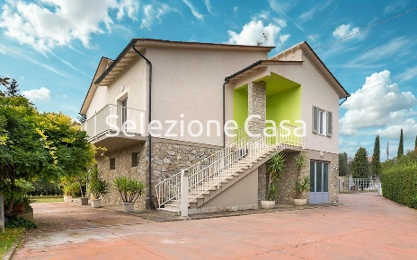 Foto Casa indipendente a Santa Maria a Monte Centro di 230 m² con 8 locali