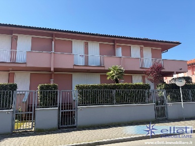 Foto Villa a schiera a Massa Marina di Massa Centro di 75 m² con 5 locali