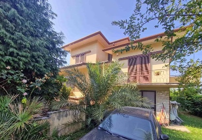 Foto Villa unifamiliare a Pietrasanta di 210 m² con 6 locali in vendita