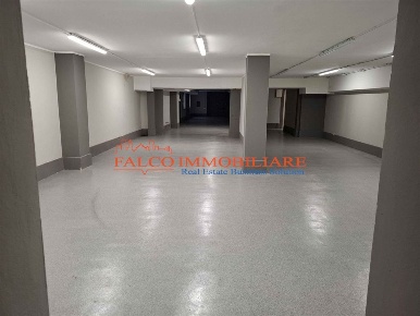 Foto Box in Viale Cristoforo Colombo, Trezzano sul Naviglio di 340 m²