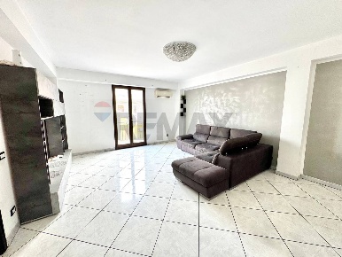 Foto Duplex in Via Libertà 130, Terrasini Centro di 150 m² con 3 locali