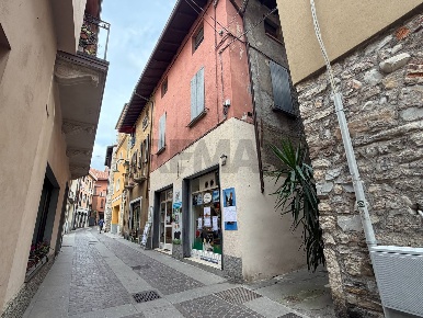 Foto Casa indipendente in Via Pieve 8, Iseo Centro di 180 m² con 5 locali