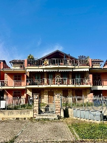 Foto Appartamento in via Rocchette, Chieri Zona Periferica di 120 m²