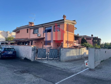 Foto Appartamento in via lago d'iseo, Pomezia di 65 m² con 3 locali