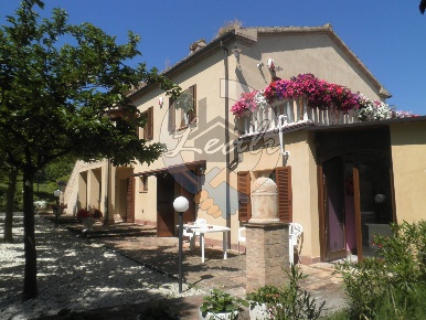 Foto Villa unifamiliare in C.DA CASENUOVE, Camporotondo di Fiastrone