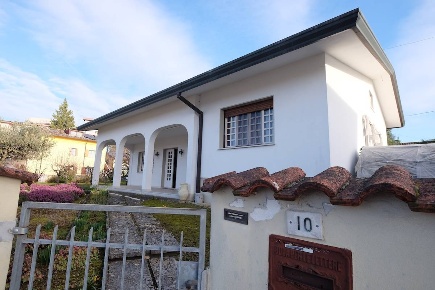 Foto Villa unifamiliare a Pordenone Centro Storico di 292 m² con 8 locali