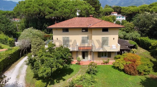 Foto Villa unifamiliare a Massa Ronchi - Poveromo di 665 m² con 12 locali