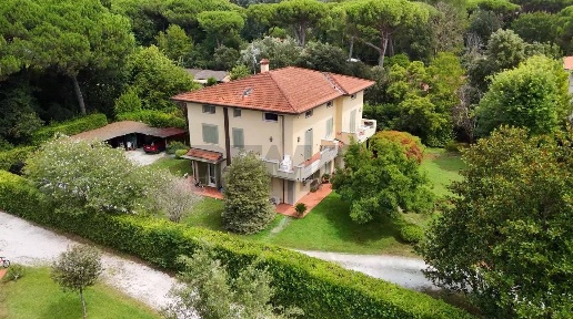 Foto Villa unifamiliare a Massa Ronchi - Poveromo di 665 m² con 12 locali