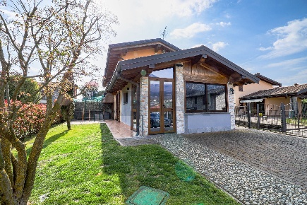 Foto Villa unifamiliare a Gavirate Centro di 130 m² con 3 locali in vendita