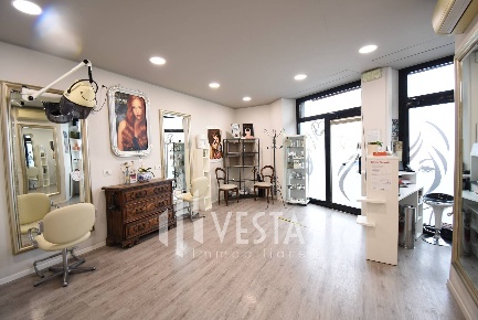 Foto Locale commerciale in Via Statale, Airuno Centro di 55 m² con 1 locali