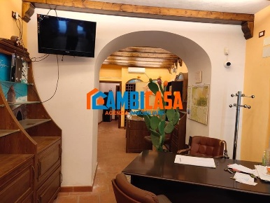 Foto Locale commerciale a Palermo Kalsa di 90 m² con 2 locali in vendita