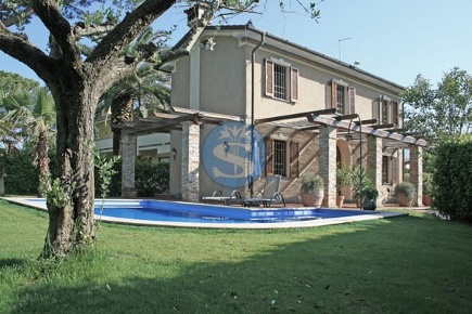 Foto Villa unifamiliare a Forte dei Marmi Vittoria Apuana di 120 m²
