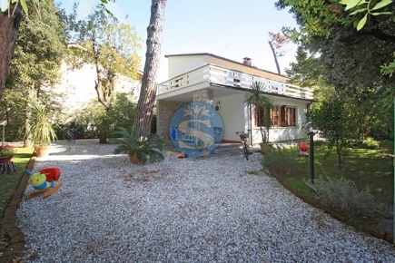 Foto Villa unifamiliare a Forte dei Marmi di 180 m² con 10 locali