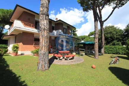 Foto Villa unifamiliare a Forte dei Marmi Vittoria Apuana di 165 m²