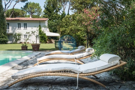 Foto Villa unifamiliare a Pietrasanta di 300 m² con 16 locali in vendita