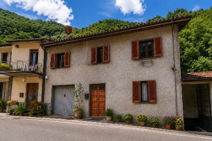 Foto Casa indipendente a Stazzema Pontestazzemese di 160 m² con 8 locali