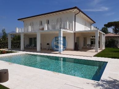 Foto Villa unifamiliare a Pietrasanta di 300 m² con 16 locali in vendita