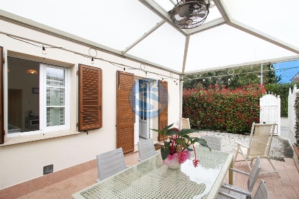 Foto Villa unifamiliare a Forte dei Marmi Centro di 140 m² con 8 locali