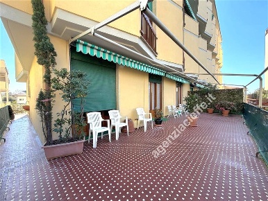 Foto Appartamento a Massa Marina di Massa Centro di 120 m² con 5 locali