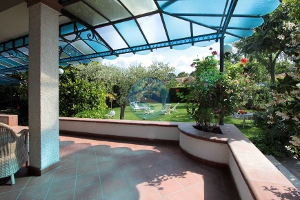 Foto Villa unifamiliare a Forte dei Marmi di 200 m² con 9 locali in affitto