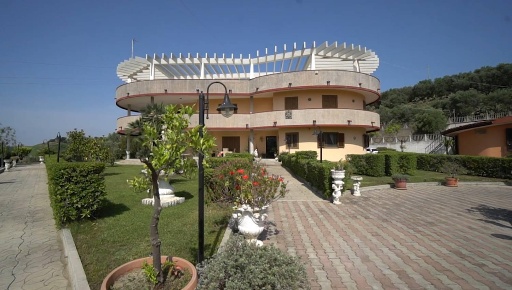 Foto Villa singola in VIA sei carpini 1, Crotone di 733 m² con 6 locali