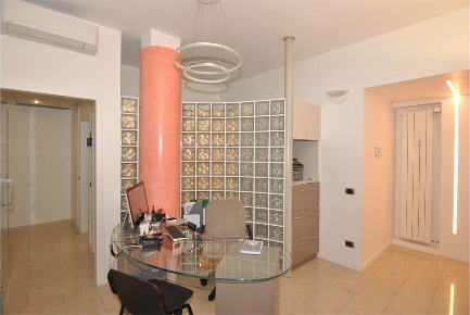 Foto Ufficio in Via Razazzotti, Monza Parco di 90 m² con 3 locali