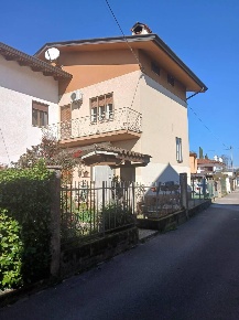 Foto Casa indipendente a Capriva del Friuli di 200 m² con 8 locali